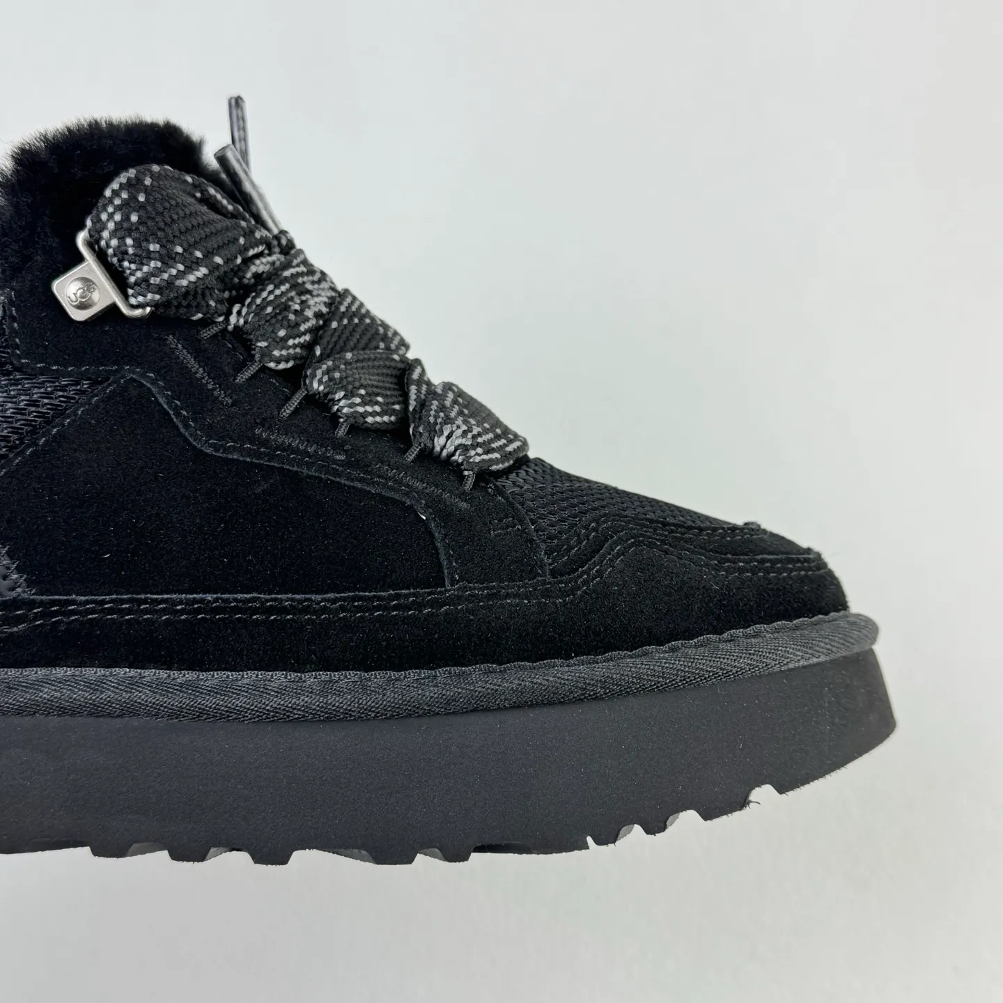 Local 💰600 OEM grade 4032 Mel series, top workmanship, super stable version ✔️ Good looks and texture, suede leather + low-key logo show retro, classic two-color shoelaces can be worn as two shoes ✔️ So comfortable that you want to weld your feet, ultra-light material + 5cm thick sole, increase height without tiring the feet, wool insoles are warm and breathable, no pressure for commuting and shopping all day long ✔️ I love the details: wide shoelaces for photos. Sizes 34-45 are suitable for various foot types. Slight stains can be wiped clean with a damp cloth. The loose feeling in early autumn is all due to it. Close your eyes and avoid stepping on thunder! 👟
